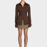 Rudasis Marškinys su Apvyniojimu ir Išskirtiniu Akcentu