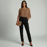 Adel – Elegantiška palaidinė atvirais pečiais ir „cut-out“ detalėmis